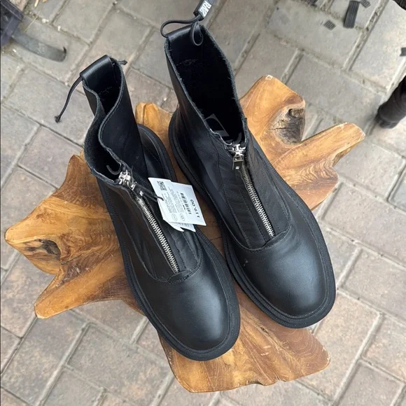 Stylish Black Ankle Boots - Picture 2 of 5